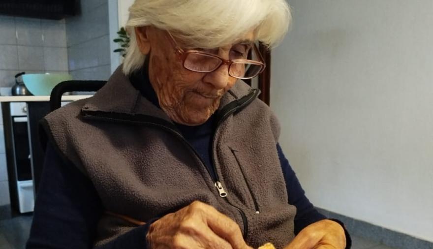 Tata, 92 años de amor tejido a mano