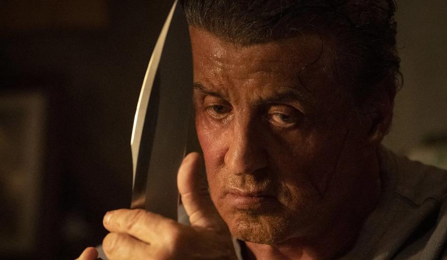 De veterano a novato: el salto al vacío de “John Rambo” con un galán de Netflix como heredero del mito