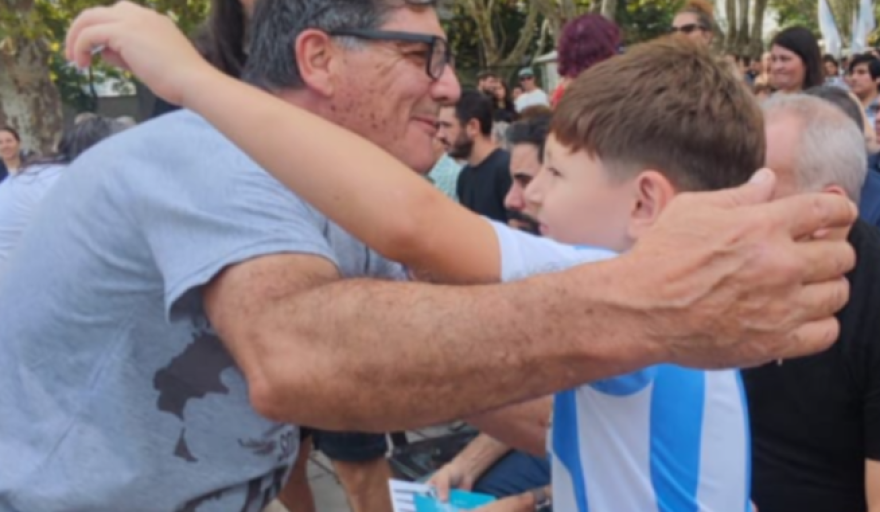 Gío, de 7 años, fue a la plaza Malvinas a conocer a Antonio Marcilese, un ex combatiente que ahora es su ídolo