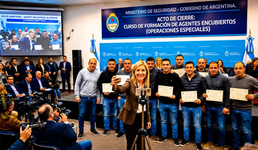 La mandás a espiar y toca timbre: la Ministra de Seguridad publicó las caras de los agentes encubiertos