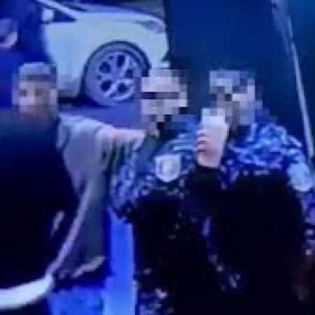 Video muestra a policías tomando algo en un boliche y los suspenden