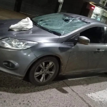 Impactante choque en Berisso: un hombre fue envestido por un auto mientras caminaba