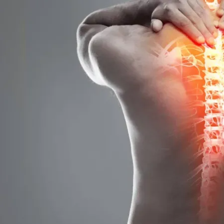 Dolor lumbar crónico: cómo el agua puede ayudarte a fortalecer la columna y dormir mejor