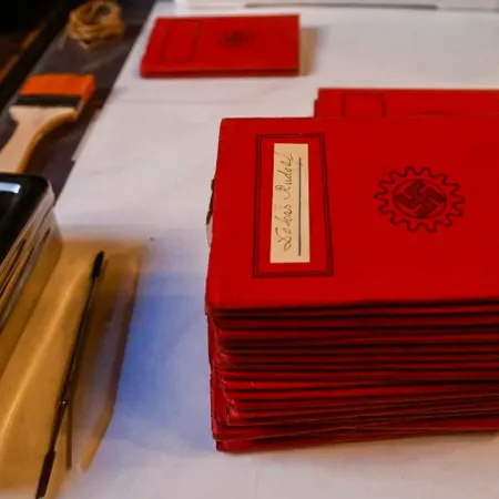 ¿Qué esconden las cajas nazis halladas en Tribunales?