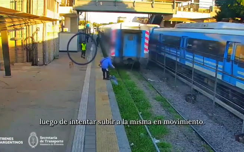 Al límite del peligro: una mujer se salva de ser arrollada por un tren - VIDEO