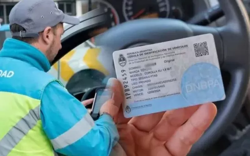 Milei anunció que NO se usa más tarjeta azul en autos y Agencia Vial aclararó que SI