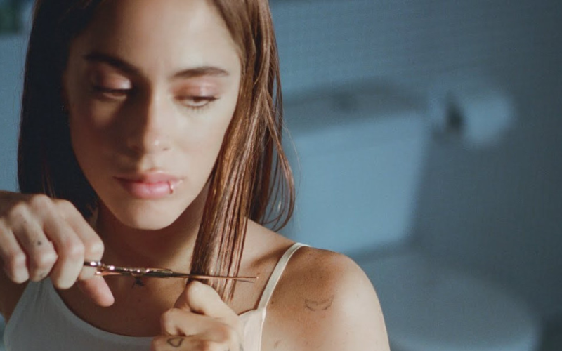 Tini Stoessel lanzó "Un mechón de pelo" y le dedicó un tema a Camila Homs