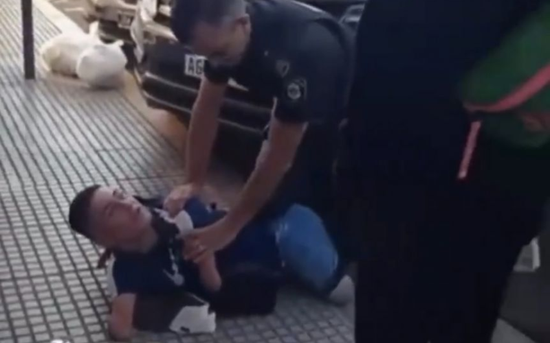 Policías que dan asco: atacaron a un enano sin brazos que vendía medias | VIDEO