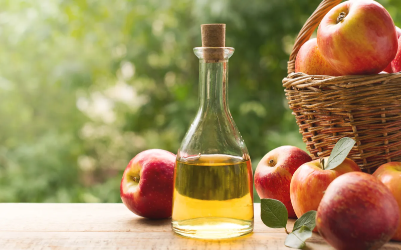 Descubre la verdad sobre el vinagre de manzana: beneficios y riesgos