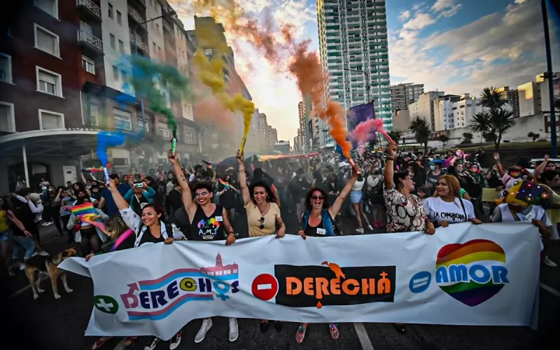 Marcha masiva en La Plata contra el odio LGBT+ y en repudio al triple lesbicidio de Barracas