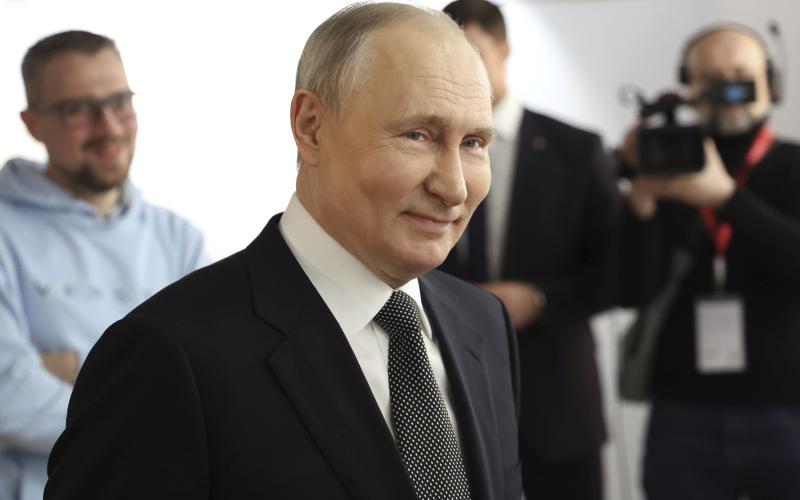 Un Putin feliz: advierte que llegaron los lanzamisiles y los avioncitos nucleares
