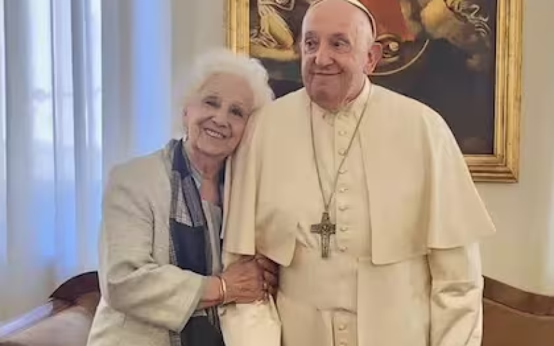 Francisco sigue enamorado de Estela: el papa la declaró Doctora Honoris Causa