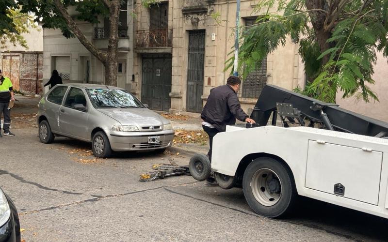 ATENCIÓN: Cacería de grúas tramposas que se llevan autos de lugares sin línea amarilla en La Plata | VIDEO