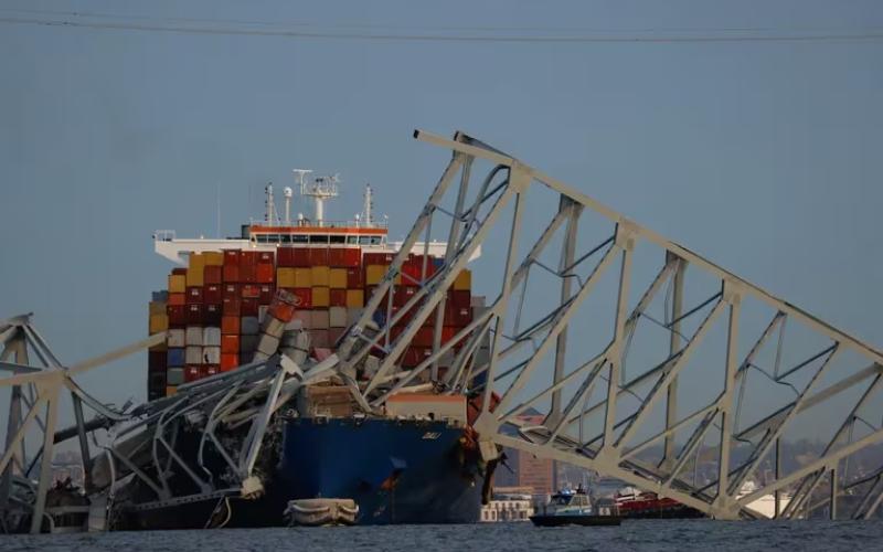 Choque en el puerto: un carguero colisionó contra un puente y lo derrumbó