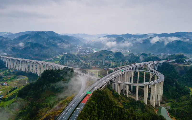 Conexión rápida y sin freno: la autopista Zheng'an-Xishui revoluciona el transporte en China