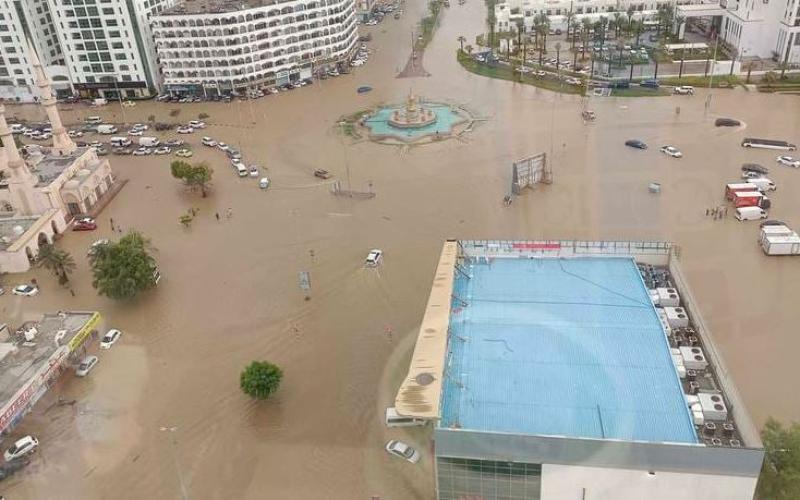 Los ricos también se ahogan: inundaciones azotan Emiratos Árabes; caos y 19 muertos