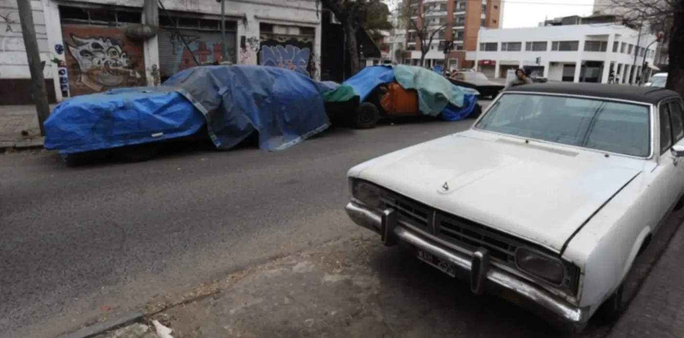 Alak contra los autos fantasmas: avanza el plan para retirar vehículos abandonados en La Plata