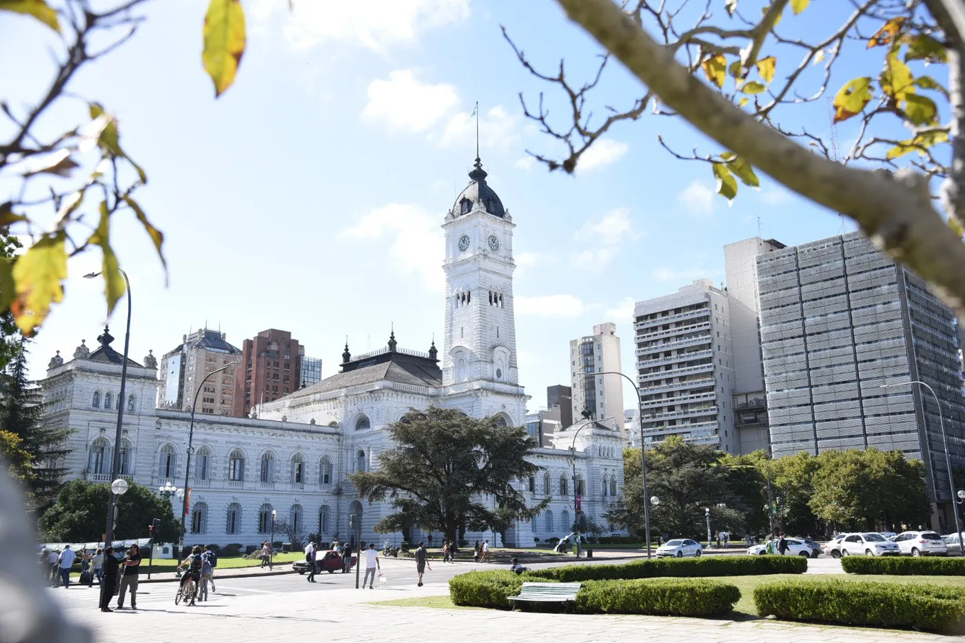 El Julio de la gente: Alak aumentó el sueldo a empleados municipales