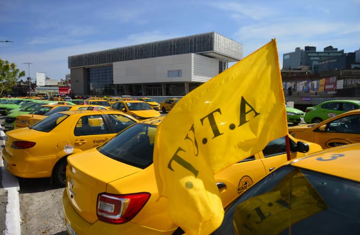 Protesta de taxistas y remiseros en Córdoba: violencia y caos en las calles